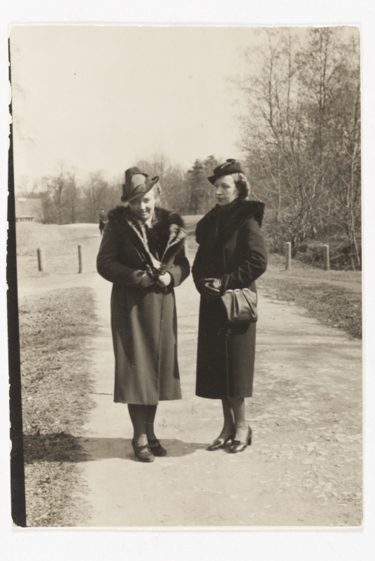Two young women in Kadriorus, 1940