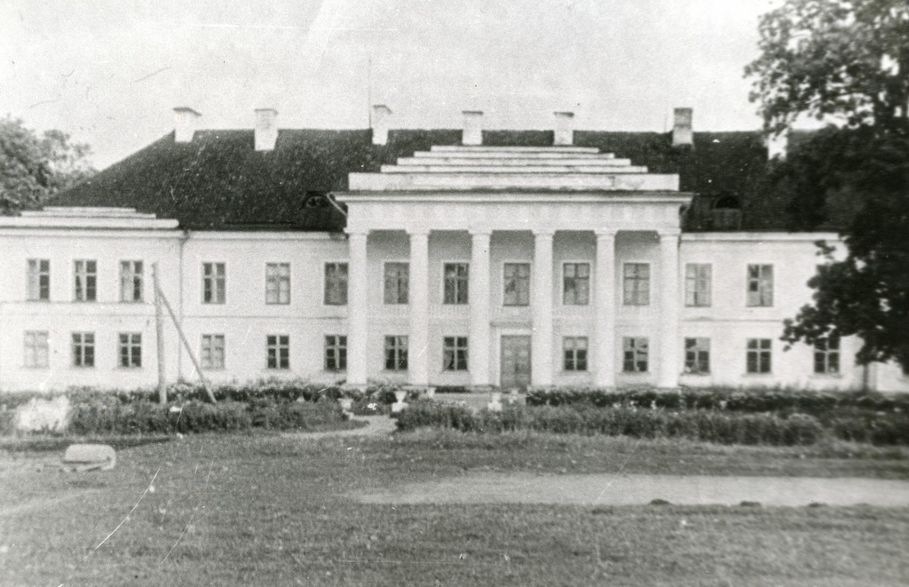 Main building of Aaspere Manor in 1930 and 1950