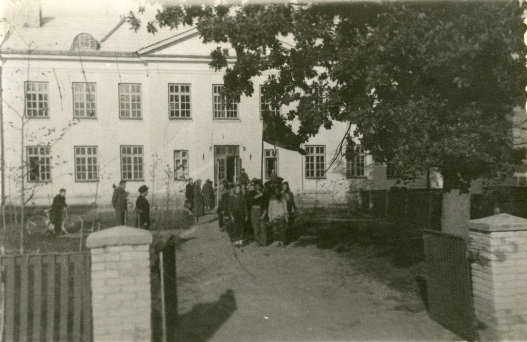 Blackwater 2. High school building