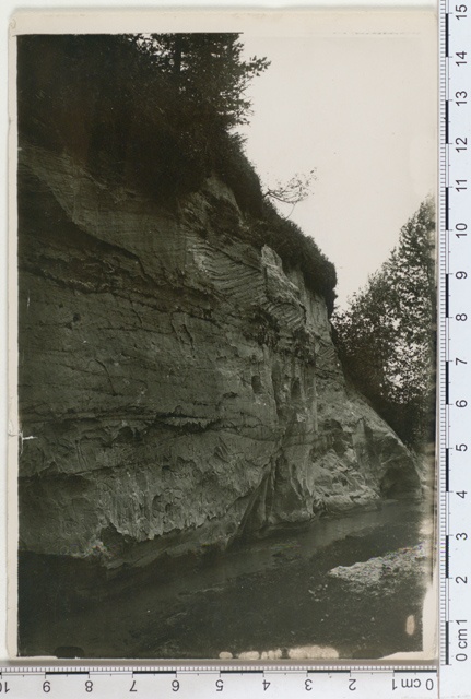 Red dion sand layer discovery on the shore of Lake Kahrila, Võrumaa 1924