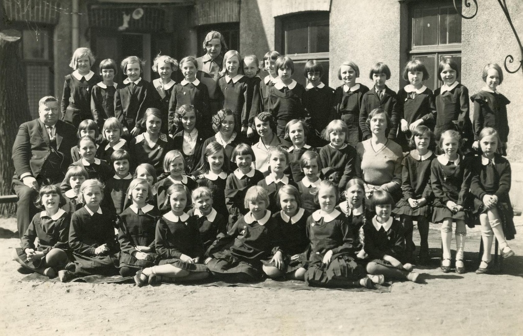 Graduates of the Eragymnasium of the Daughters of e. Lender from 1912 to 1942