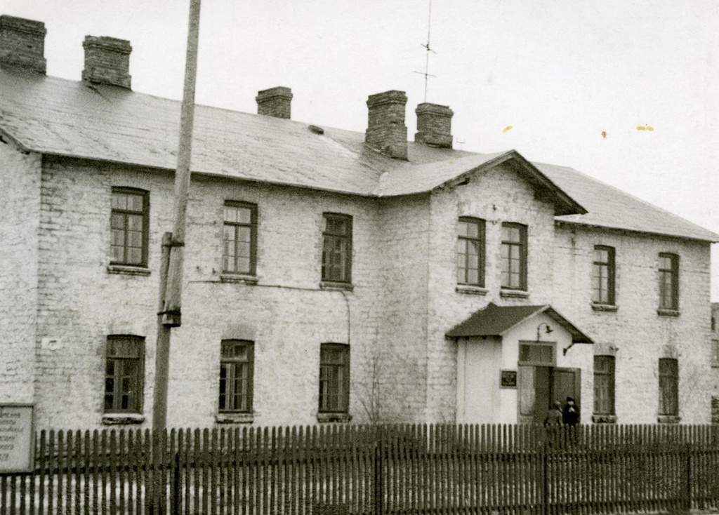 Aser School Building and Teachers in 1950