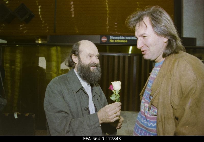 Composer Arvo Pärt (left) has arrived in Estonia with conductor Tõnu Kaljus at Tallinn Airport.