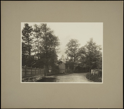 Itäinen Kaivopuisto 20 (= Itäinen Puistotie 10, 12 - Kalliolinnantie 18), portin luona kaksi poikaa.  duplicate photo
