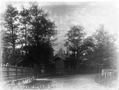 Itäinen Kaivopuisto 20 (= Itäinen Puistotie 10, 12 - Kalliolinnantie 18), portin luona kaksi poikaa.  duplicate photo