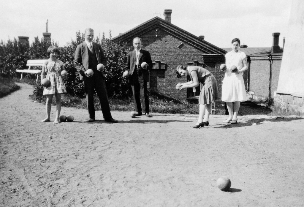Pallopeliä pelataan Kalliolinnassa. Kalliolinnantie 12 (Itäinen Kaivopuisto 16).