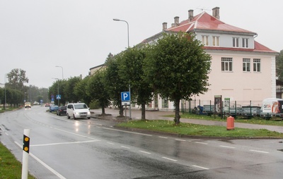 Vaade Viljandi tänavale Türil, vaade piki tänavat, esiplaanil Türi Tarvitajate Ühisuse hoone rephoto