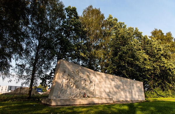 Mälestusmärk fašismiohvritele Tartu linna piiril Riia mnt ääres. 1965 rephoto