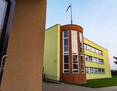 Ülenurme koolihoone, välisvaade. Arhitekt Rein Heiduk rephoto