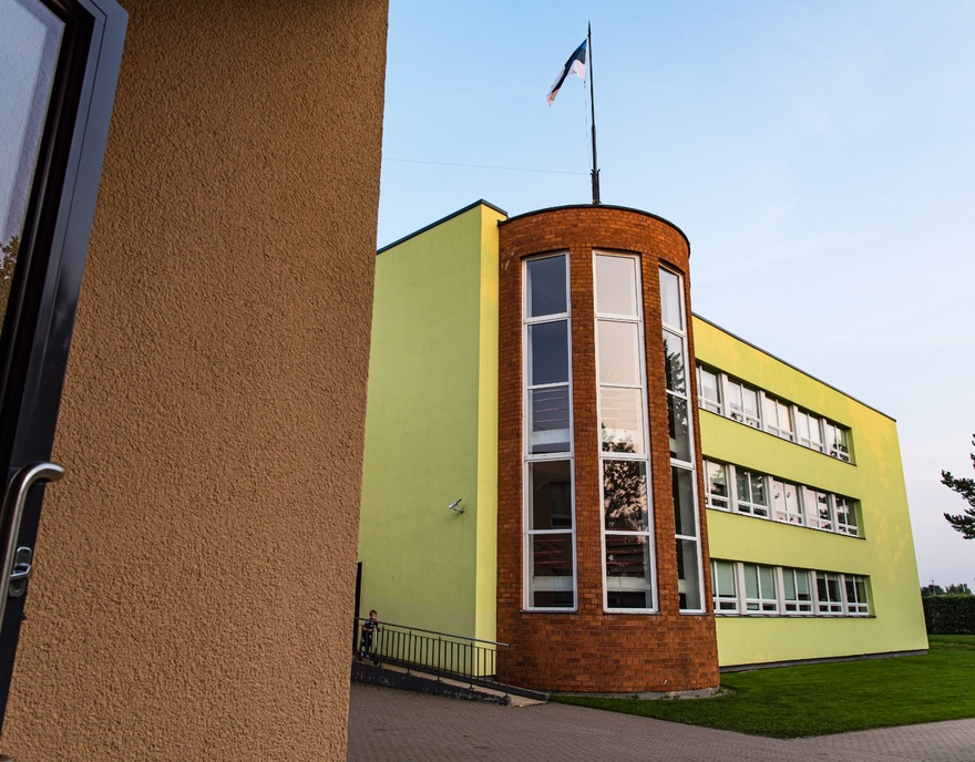 Ülenurme koolihoone, välisvaade. Arhitekt Rein Heiduk rephoto