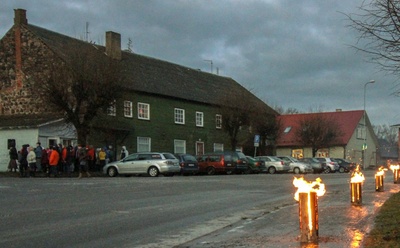 Trucks in Suur-Jaanis in front of Kösti's house, in front of Ford TT rephoto