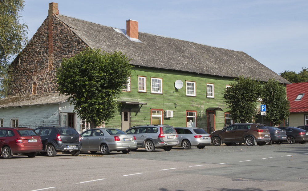 Trucks in Suur-Jaanis in front of Kösti's house, in front of Ford TT rephoto