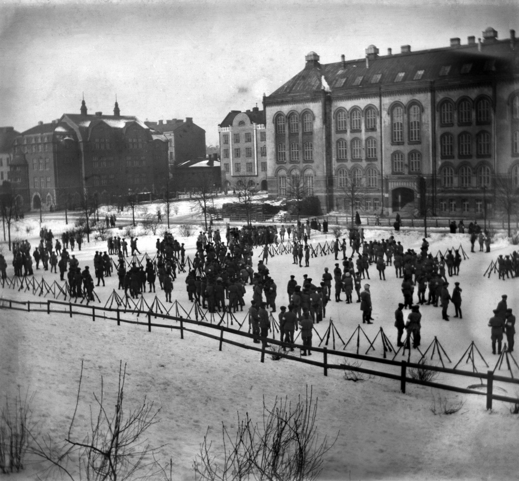 Suojeluskuntalaisia kokoontuneena Johanneksen kentälle.