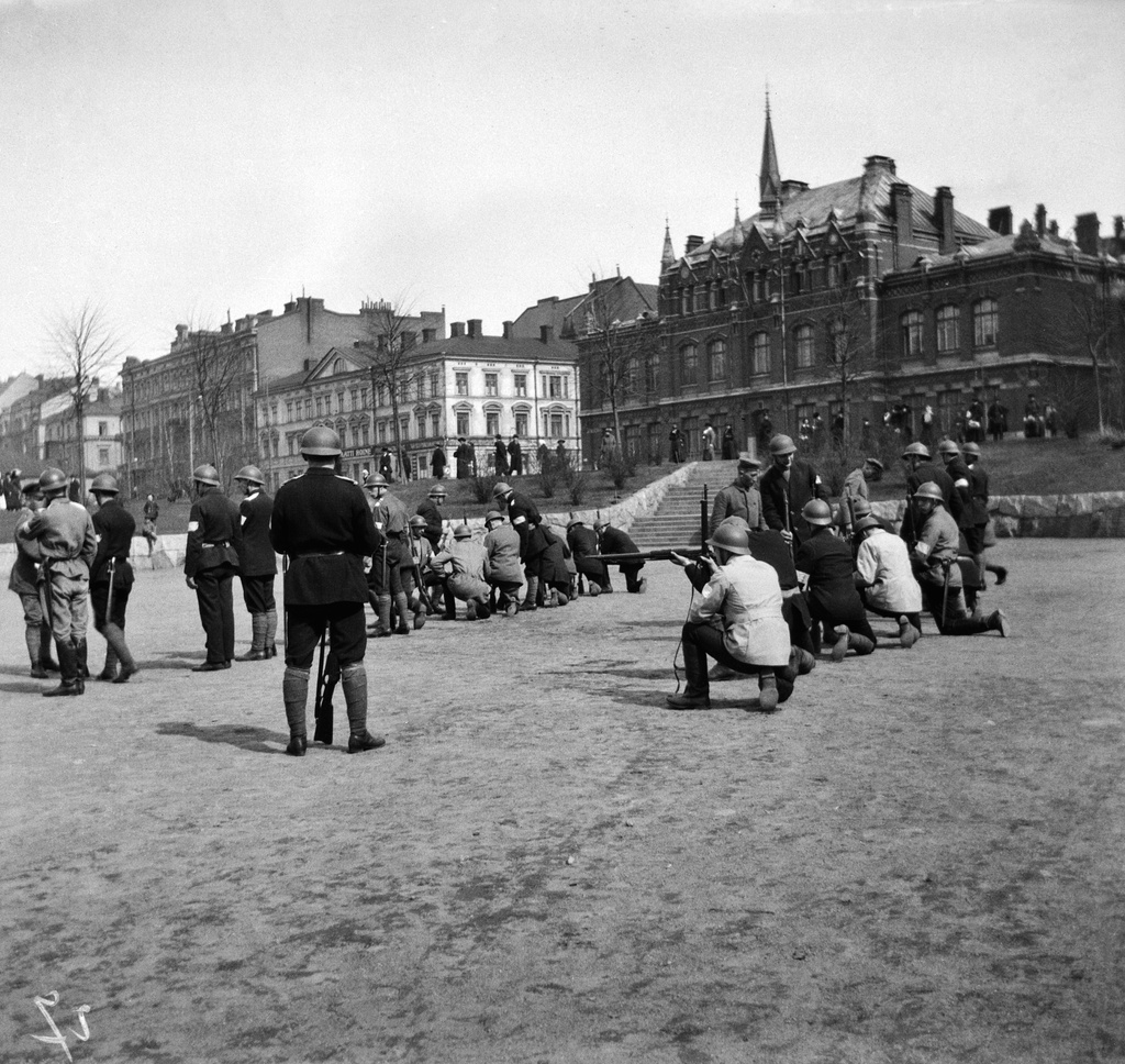 Helsingin valtaus 1918. Saksalaiset upseerit opettavat valkokaartilaisia Johanneksen urheilukentällä.