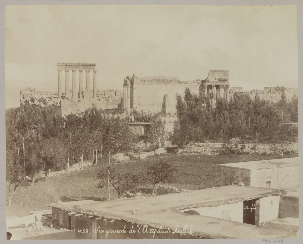 Vue génerale de l' Acropole de Balbek, Gezicht op de Akropolis van Baalbek