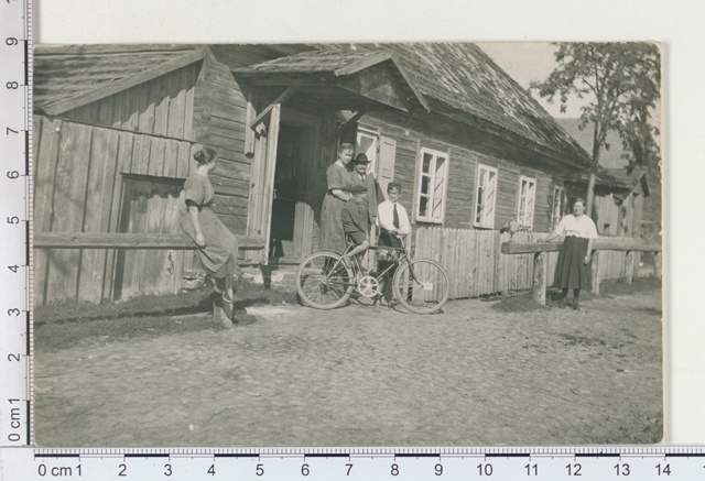 Laatre merchant with family, Valgamaa 1923