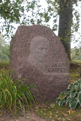 Jaan Kärner Büst in Uderna School Park in 1970 rephoto