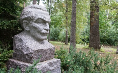 Friedebert Tuglas, "granite with Tuglas\" in Uderna School Park, 14 September 1967. rephoto