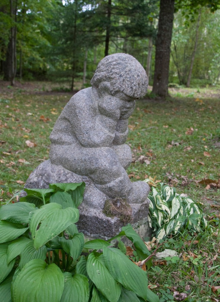 From km employees' expedition 1986. a. Small Illimari sculpture in Uderna School Park rephoto