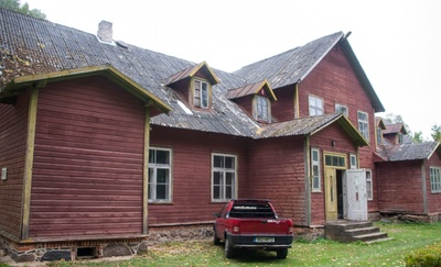 From the km staff expedition in 1986, Uderna schoolhouse, where Tuglas studied 1897-1900 rephoto