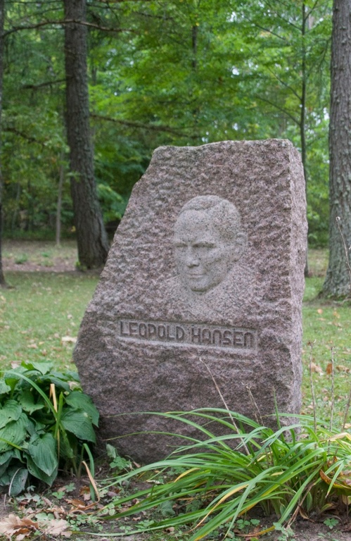 Leopold Hansen monument Tartu County Rõngu vald Uderna village rephoto