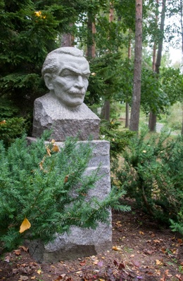 Friedebert Tuglase monument Tartu County Rõngu vald Uderna village rephoto