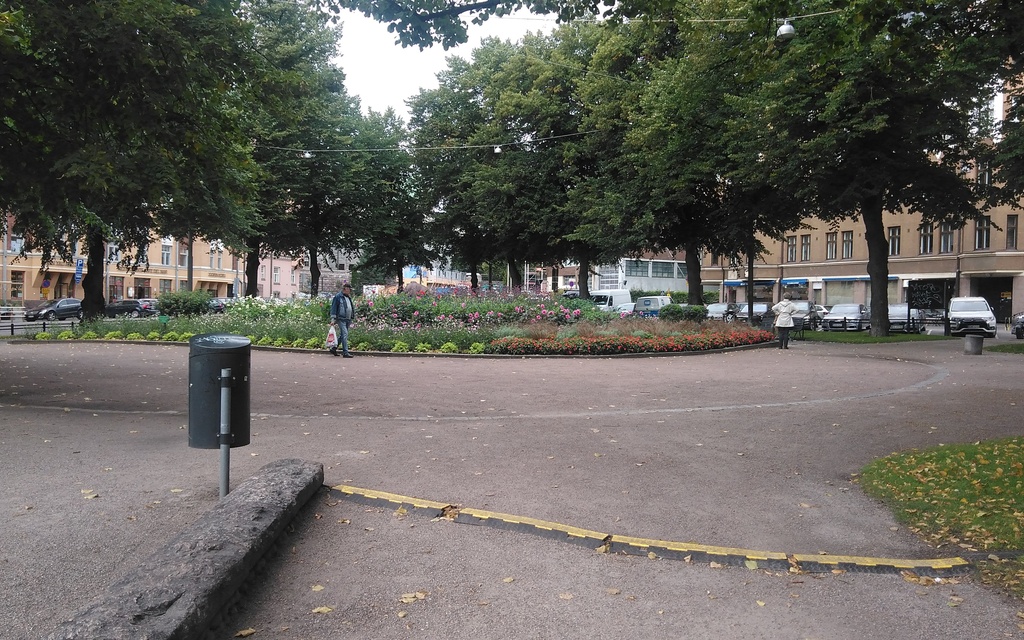 Iäkkäämpi nainen Karhupuistossa rephoto