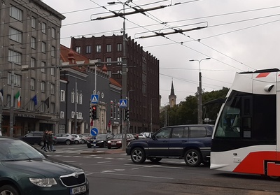 One of the first troll buses at the winning square after the opening of the throttle bus route Theatre Estonia - Hipodroom. rephoto