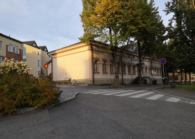 Poliisilaitos ja kaupungintalo Olavintorin varrella.	Police station and city hall by Olavintori rephoto