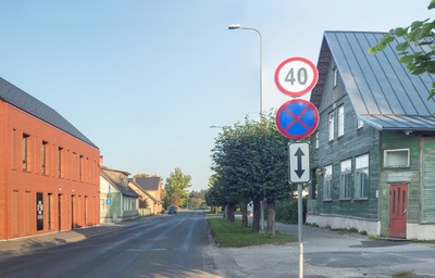 trükipostkaart, Suure-Jaani khk, Suure-Jaani, Pärnu tn, vasakul tuletõrje ühingu maja, paremal apteek, u 1910, J. Litteri kirjastus rephoto