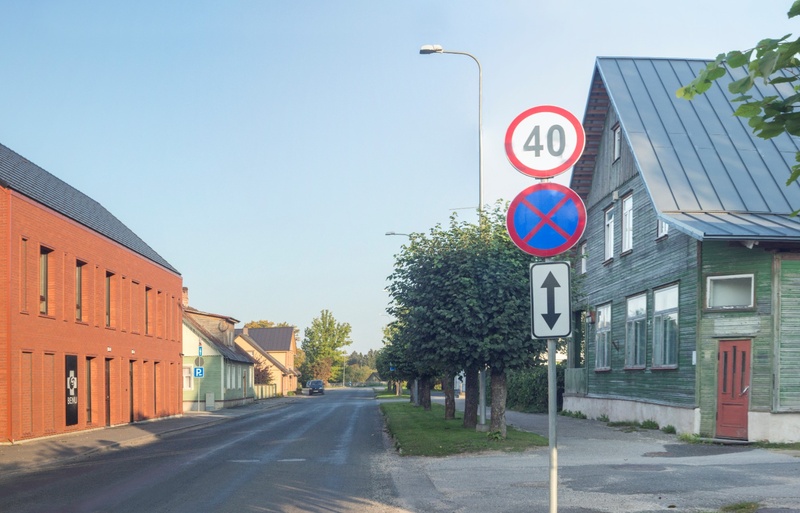 trükipostkaart, Suure-Jaani khk, Suure-Jaani, Pärnu tn, vasakul tuletõrje ühingu maja, paremal apteek, u 1910, J. Litteri kirjastus rephoto