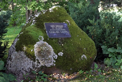 O. Lutsu sünnikohta tähistav kivi ja mälestustahvel Posti talus rephoto