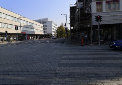 Näkymä Kirkkokadulta koilliseen päin. Kadun vasemmalla puolella tiilirakennus (Kirkkokatu 7), jonka seinässä teksti "Walokuvaamo". Rakennuksessa on toiminut  A. Sihvosen valokuvaamo. Taustalla näkyy Piispanlinna. talvi 1900-luku–1920-luku. View northeast from Kirkkokatu rephoto