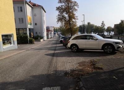 Suojeluskuntalaiset marssivat Sotilaspojankatua länteen. 1930-luku. White Guard marching along Sotilaspojankatu rephoto