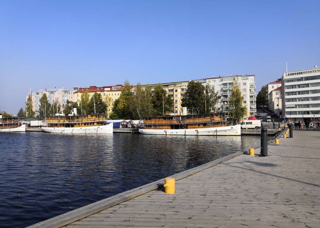 S/s "Heinävesi" laiturissa. Taustalla Satamakadun rakennuksia. rephoto