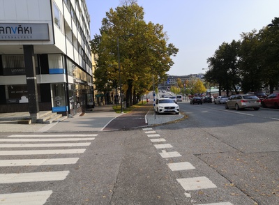 Näkymä Miljoonatalon yläkerrasta itään kohti I kaupunginosaa yli Haapasalmen. Vasemmalla rautatie, oikealla Linnankadun länsipää. Sikion talon ja Matkailijahotellin edessä autoja pirssissä. 1920-luku–1930-luku. View east from Miljoonatalo rephoto