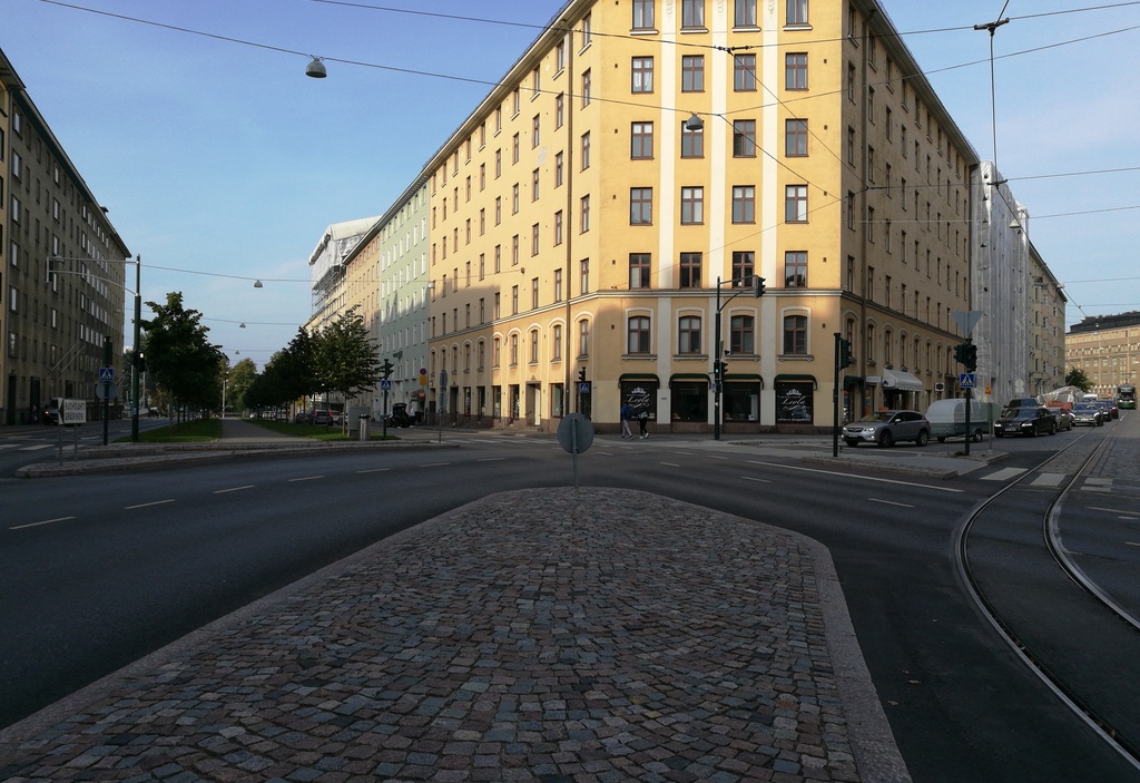 Raitiokiskojen asennustöitä Mechelininkadun ja Caloniuksenkadun kulmassa. rephoto