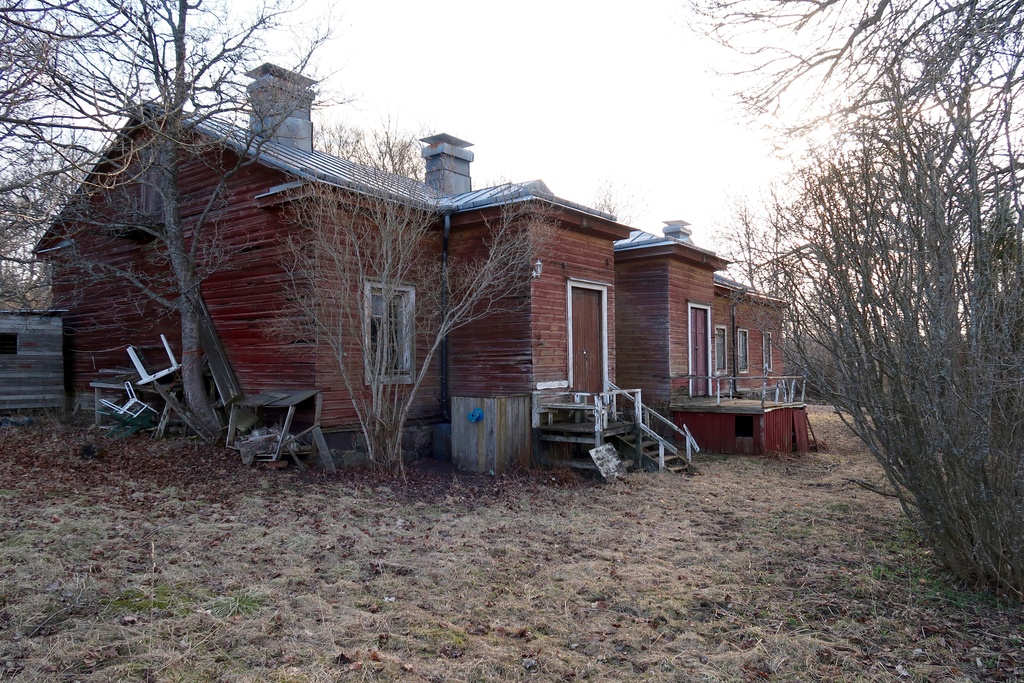 Venäläisten upseerien asuinrakennus Vallisaaressa. Talo on alunperin venäläisten rakentama 1860-luvulla, ja se sijaitsee saaren pohjoisosassa. Seinässä on kaksi ikkunatonta kuistia, joista toiselta ovi antaa pienelle terassitasolle. Toisen ovi antaa portaisiin alas pihamaalle. Puurakenteet kummassakin puiset valkoisiksi maalatut suojakaiteet ovat huonossa kunnossa. Talon päätyä vasten on pinottu puutarhapöytä ja puutarhatuoleja.