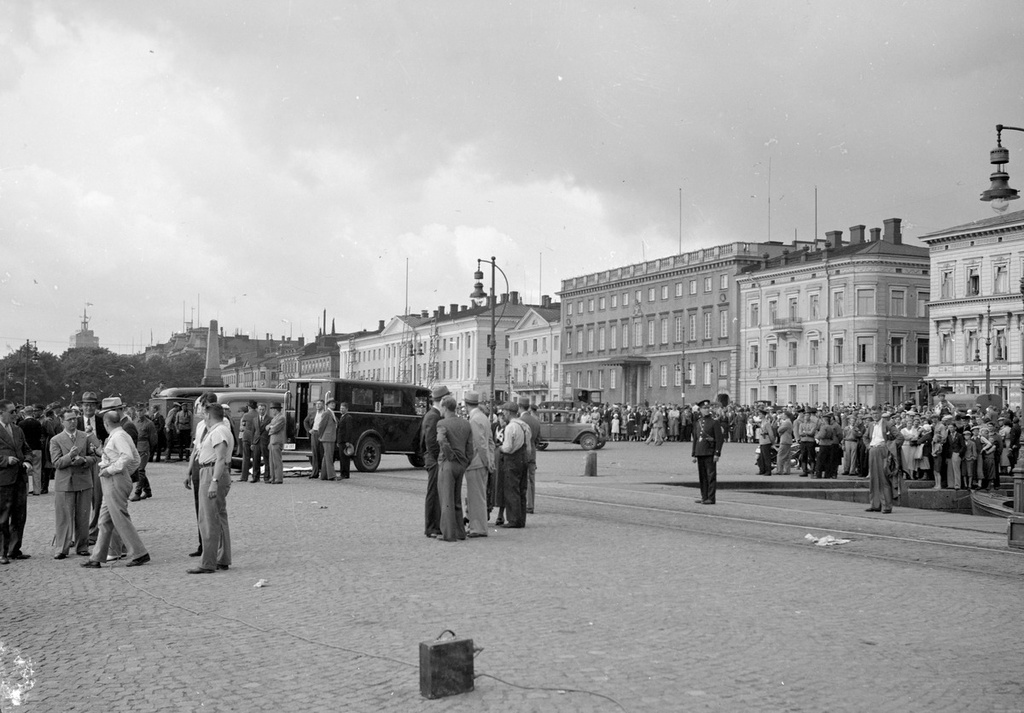 sairasautot odottomassa Vallisaaren räjähdysonnettomuudesta selvinneitä Helsingin Kauppatorilla