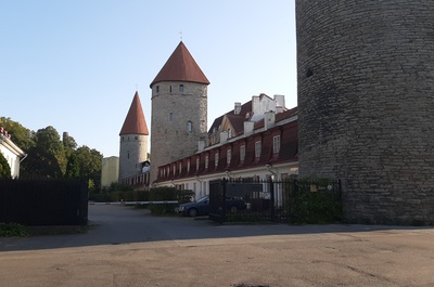 Vaade Plate torni juurest Tallinna linnamüürile ja tornidele rephoto