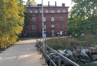 Vallisaaren luotsitalo päälaiturilta päin kuvattuna. Rakernnuksen edustalla oleva pieni puinen rakennus on vartiokoppi. Vallisaari oli pitkään ensin Venäjän armeijan varuskunta-aluetta, sitten itsenäistyneen Suomen armeijan aluetta, johon pääsy oli luvanvaraista. Vartiokopissa tarkastettiin kulkuluvat vielä 1960-luvun alkupuolella. rephoto