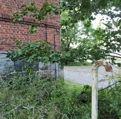 Kolme lasta istuu Vallisaaren luotsitalon itäpäädyssä. Taustalla näkyy luotsitalon edustalla oleva venesatama ja äärimmäisenä oikealla armeijan yhteyslaiva Axel von Fersen. rephoto