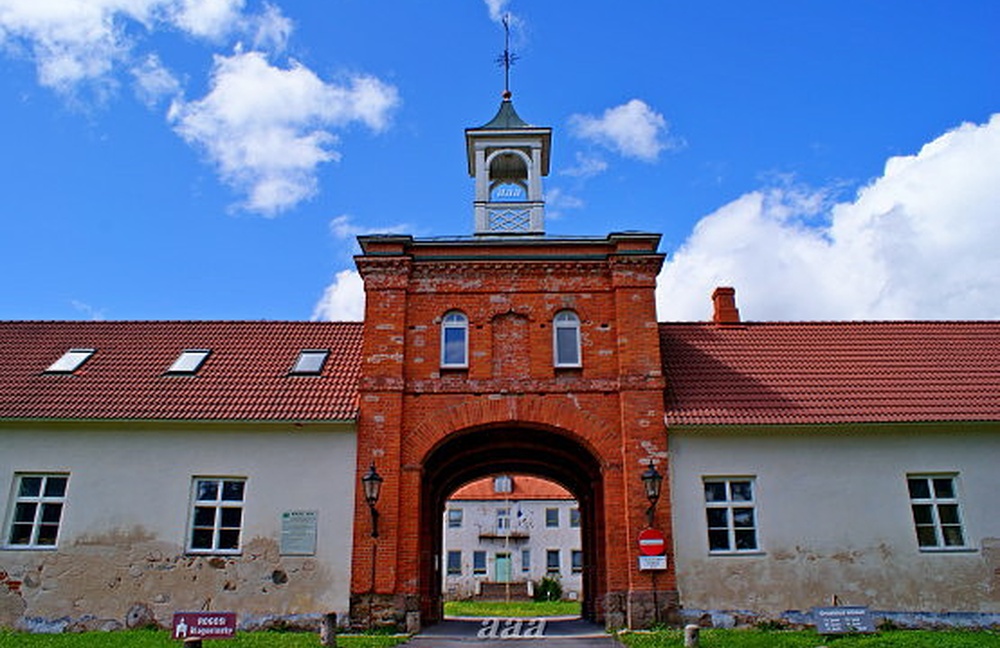 Ruusmäe (Rogosi) castle type manor gates tower rephoto