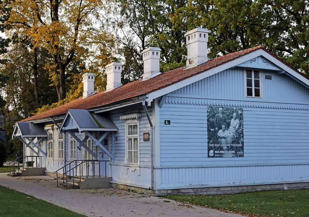 Betti Alver's birth and childhood house in Jõgeva 1982 rephoto