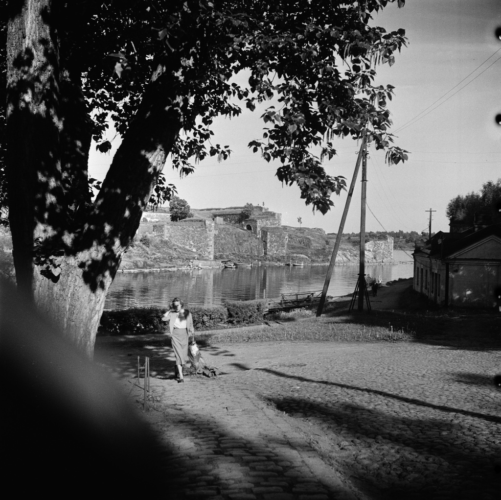 Suomenlinna. Näkymä Susisaaresta Tykistölähdelle. Taustalla sarvilinna Hessenstein.