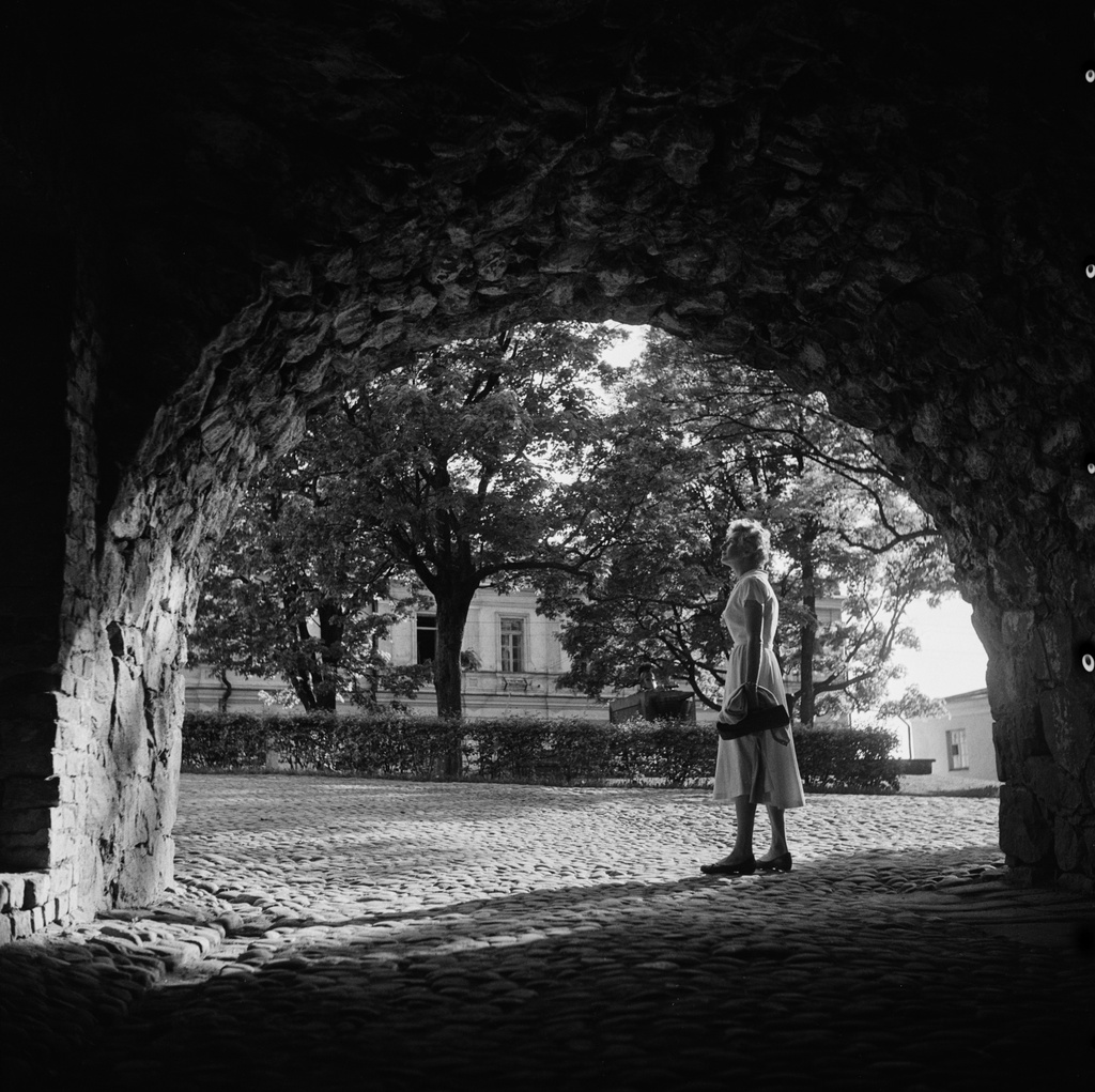 Suomenlinna, Susisaari.  Rouva Gisela von Bonin bastioni Höpkenin holvikaaren alla.  Taustalla Ehrensvärdin hauta Susisaaren linnanpihalla..