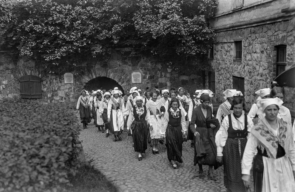 Suomenlinna, Susisaari. Kansallispukuisten naisten kulkue.