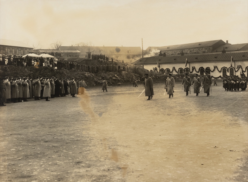 Viaporin venäläisen varuskunnan 100-vuotisjuhla huhtikuussa 1908, juhlaparaati Susisaaren varuskunta-aukiolla.