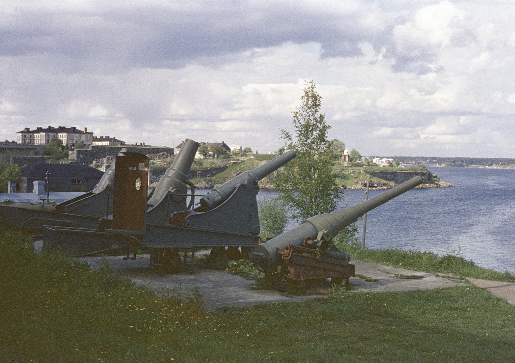 Suomenlinna, Susisaari. Etualalla tykkejä. Taustalla näkymä Isolle Mustasaarelle.