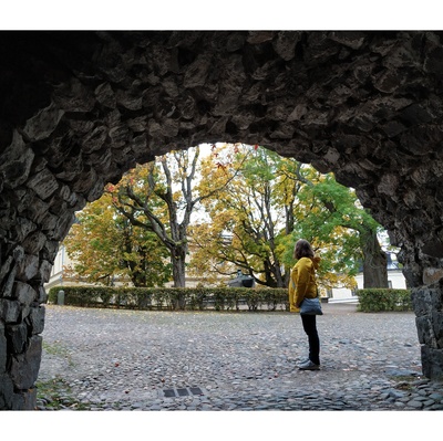 Suomenlinna, Susisaari.  Rouva Gisela von Bonin bastioni Höpkenin holvikaaren alla.  Taustalla Ehrensvärdin hauta Susisaaren linnanpihalla.. rephoto